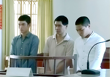 
Từ trái qua, các bị cáo: Quân (trái), Luận và Hiễu nghe tòa tuyên án.
