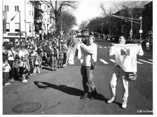 Hai anh em nhà Jacobs bán những chiếc áo thun Life Is Good trên đường phố Boston năm 1993. Ảnh: B.I