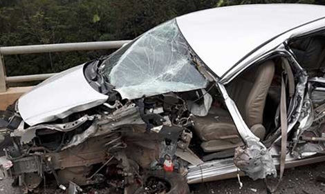 
Chiếc xe bị tông nát một bên sườn trong vụ tai nạn thảm khốc
