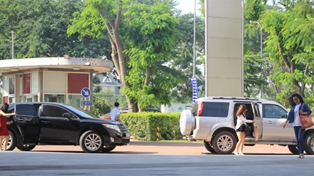 
Khác hẳn sinh viên con nhà nghèo, nhiều sinh viên trường RMIT đến giảng đường với xe ô tô sang.
