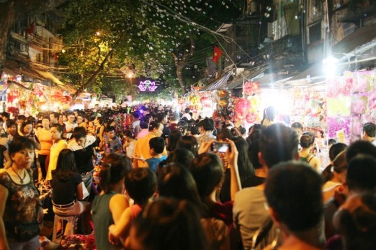 
Đến 22 giờ đêm, con phố Hàng Mã vẫn đông nghẹt người qua lại
