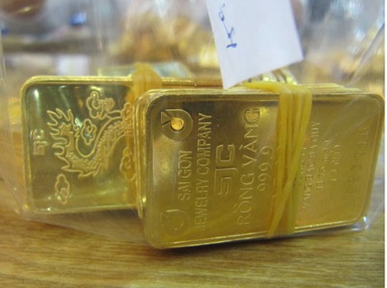 Chủ tiệm thu mua nguyên liệu vàng (nữ trang) nếu không nấu chảy sẽ dính vàng giả. Ảnh minh họa