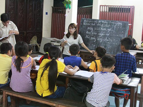 “Cô giáo” Nguyễn Lâm Huỳnh Mai đang giảng bài về so sánh từ ngữ trong tiếng Việt cho các em học lớp 3