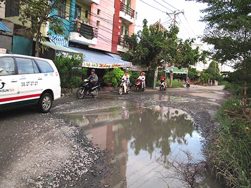 Đường trong khu dân cư Bến Lức xuống cấp nghiêm trọng