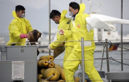 Hàn Quốc từng khốn đốn vì vụ chìm phà Sewol khiến nhiều người thiệt mạng. 