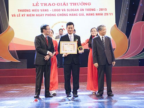 Phó Tổng Giám đốc Trần Công Quỳnh Lân đại diện VietinBank nhận giải thưởng