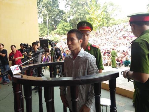 Đặng Văn Hùng đang nghe tòa tuyên án