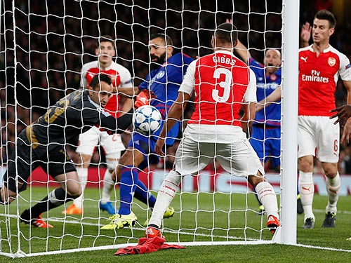Thủ môn Ospina của Arsenal trong bàn tự thua rạng sáng 30-9 Ảnh: REUTERS
