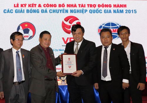 Ông Cao Văn Chóng (giữa) trong một lần đại diện Becamex IDC nhận chứng nhận là nhà tài trợ cho VPF Ảnh: Quang Liêm