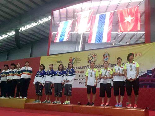 Đội Việt Nam nhận HCĐ, bìa trái là HLV Ngọc Phượng