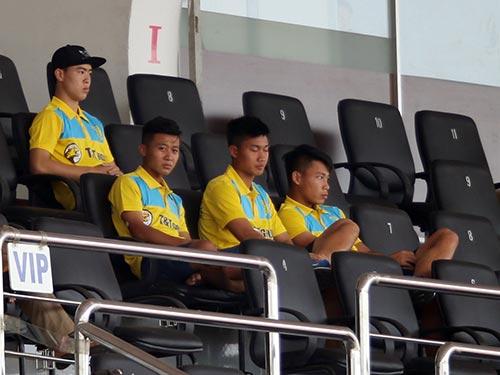 Duy Mạnh (đội nón) trên sân Thống Nhất chiều tối 23-10 Ảnh: QUANG LIÊM