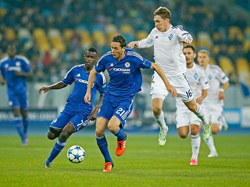 Matic (21) sa sút nhiều khiến hàng tiền vệ Chelsea đuối cả trong phòng ngự lẫn hỗ trợ tấn công Ảnh: REUTERS