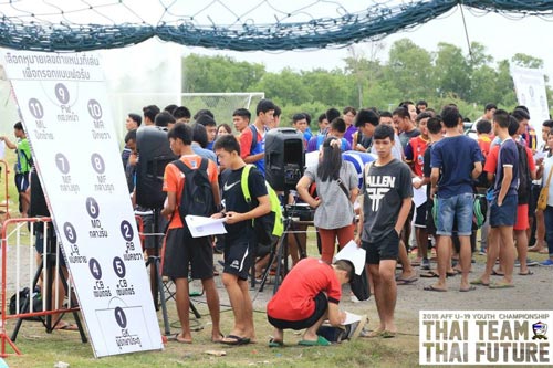 Các cầu thủ trẻ xếp hàng chờ đăng ký thi vào đội tuyển U19 Thái Lan cách đây 2 tháng Ảnh: THAIFOOTBALL