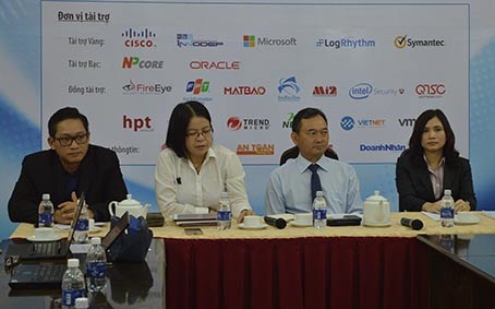 
Ông Ngô Vi Đồng, Chủ tịch Chi hội An toàn thông tin phía Nam (thứ 2, từ phải sang) trao đổi với báo giới tại buổi họp công bố sự kiện Ngày An toàn Thông tin Việt Nam 2015.
