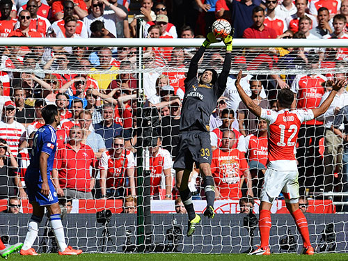 Thủ môn Cech sẽ gây chú ý ở trận derby tối 19-9 Ảnh: REUTERS