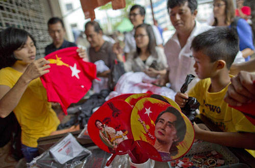 
Đồ lưu niệm có hình bà Aung San Suu Kyi được bán tại một cửa hàng

ở TP Yangon - Myanmar ngày 10-11 Ảnh: AP
