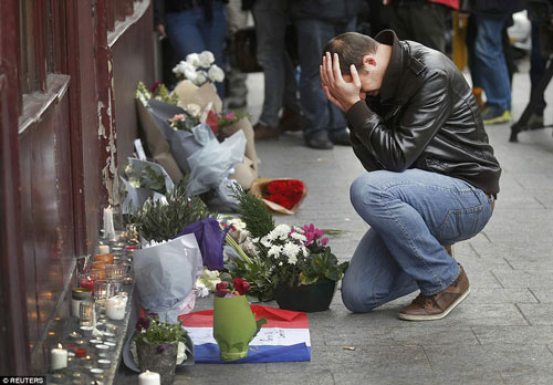 
Người dân thương tiếc nạn nhân của vụ tấn công bên ngoài quán bar La Carillon

ở thủ đô Paris - Pháp hôm 14-11 Ảnh: Reuters
