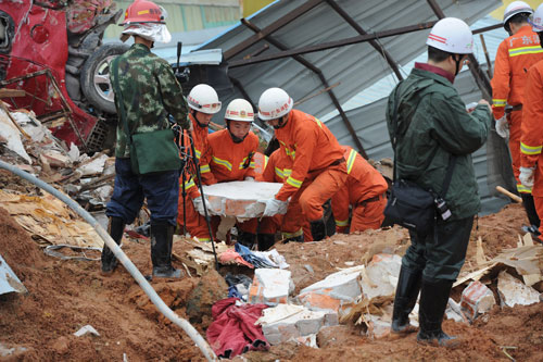 Lực lượng cứu hộ tại hiện trường vụ lở đất ngày 21-12 Ảnh: REUTERS