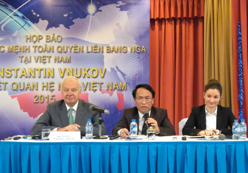 Đại sứ Nga Konstantin Vnukov (bìa trái) tại buổi họp báo Ảnh: Dương Ngọc