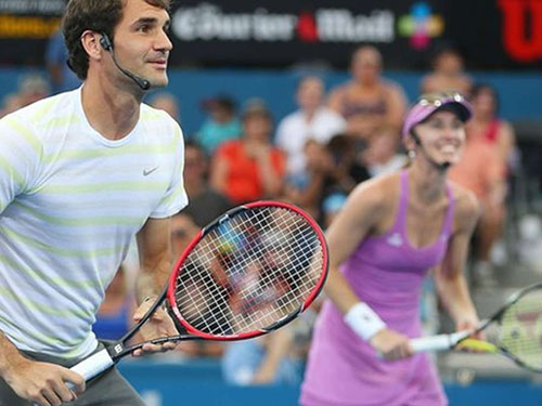 Federer và Hingis trong một giải đấu biểu diễn Ảnh: BBC