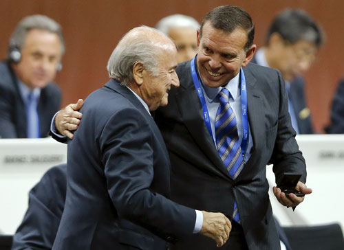 Chủ tịch LĐBĐ Nam Mỹ Juan Angel Napout (phải), một trong hai quan chức cấp cao của FIFA vừa bị bắt Ảnh: REUTERS