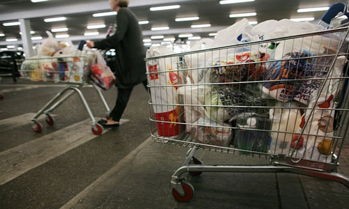 Người mua sắm tại Anh phải trả tiền cho túi ni-lông từ ngày 5-10 Ảnh: Guardian