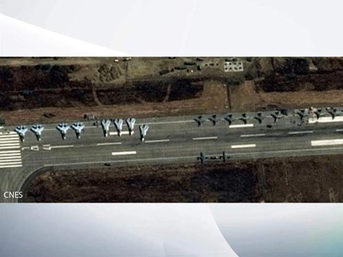 Ảnh chụp từ vệ tinh mới đây cho thấy máy bay chiến đấu Nga đậu trên đường băng tại sân bay quốc tế Bassel al-Assad ở gần TP Latakia - Syria Ảnh: SKY NEWS