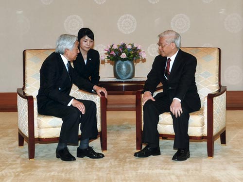 Tổng Bí thư Nguyễn Phú Trọng (phải) hội kiến Nhật hoàng Akihito hôm 16-9 Ảnh: REUTERS