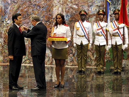 Chủ tịch Raul Castro trao tặng Chủ tịch nước Trương Tấn Sang Huân chương Jose Marti Ảnh: REUTERS
