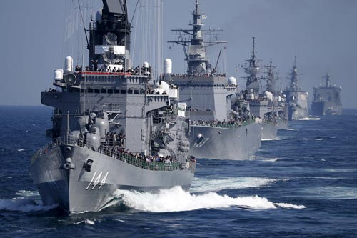 Đội tàu chiến của Nhật tại vịnh Sagami hôm 18-10 Ảnh: REUTERS