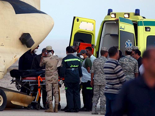 
Thi thể một nạn nhân được đưa về sân bay Kabrit ở Suez - Ai Cập Ảnh: Reuters

