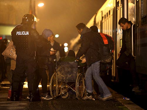 Người di cư đến nhà ga tại thị trấn Sredisce ob Dravi, Slovenia hôm 17-10 Ảnh: REUTERS