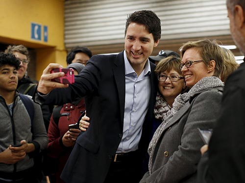 
Ông Justin Trudeau cùng người ủng hộ tại một ga điện ngầm ở Montreal - Canada

Ảnh: REUTERS
