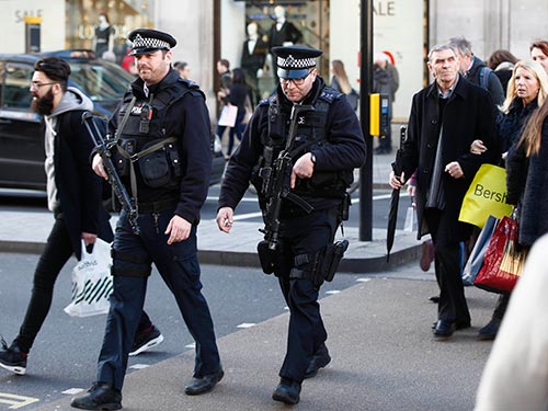 Cảnh sát vũ trang tuần tra đường phố London - Anh những ngày cuối năm 2015 Ảnh: REUTERS