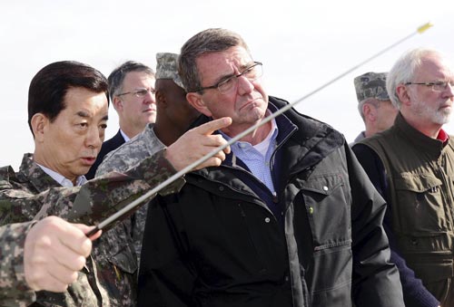 
Bộ trưởng Quốc phòng Mỹ Ashton Carter (giữa) thăm khu phi quân sự (DMZ)

chia cắt Hàn Quốc và Triều Tiên ngày 1-11 Ảnh: REUTERS
