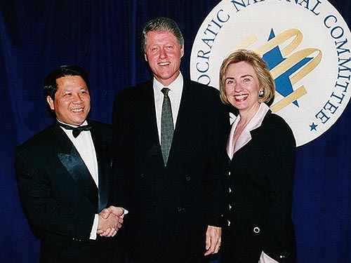 Ông Ngô Lập Thắng chụp ảnh cùng vợ chồng cựu Tổng thống Bill Clinton Ảnh: SCMP