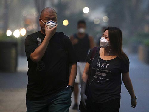 Người dân Singapore đối mặt tình trạng ô nhiễm không khí nghiêm trọng hôm 25-9 Ảnh: REUTERS