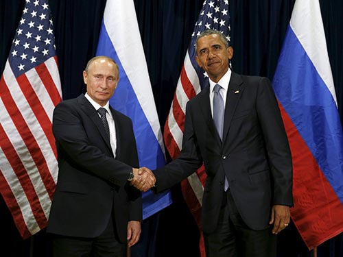 Tổng thống Nga Vladimir Putin (trái) và Tổng thống Mỹ Barack Obama gặp gỡ hôm 28-9 Ảnh: REUTERS