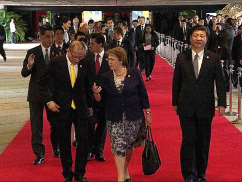 
Chủ tịch Trung Quốc Tập Cận Bình (bìa phải) “cô đơn”

tại lễ đón chính thức các nhà lãnh đạo APEC hôm 18-11 Ảnh: RAPPLER
