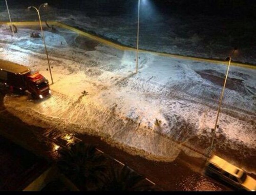 Những con sóng bắt đầu ập vào TP Coquimbo sau trận động đất. Ảnh: Twitter