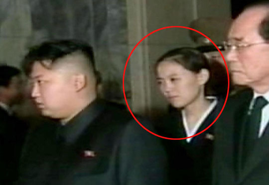 Cô Kim Yeo-jong, em gái nhà lãnh đạo Triều Tiên Kim Jong-un (khoanh tròn đỏ). Ảnh: Kyodo