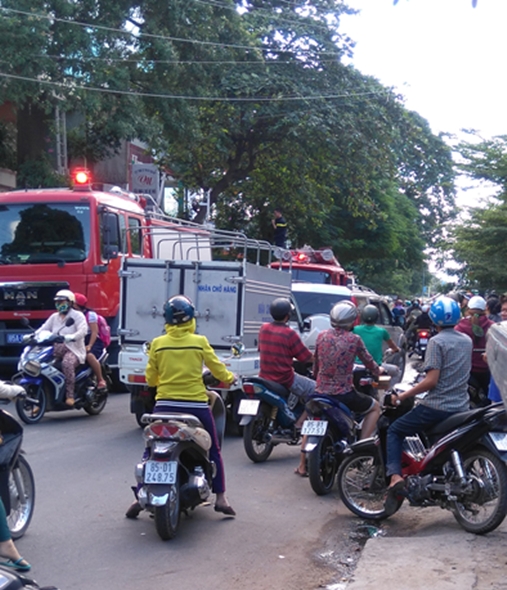 
Lực lượng chức năng phải điều tiết giao thông qua khu vực bị hỏa hoạn
