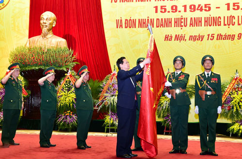 Thay mặt lãnh đạo Đảng và nhà nước, Thủ tướng Nguyễn Tấn Dũng trao danh hiệu Anh hùng Lực lượng Vũ trang Nhân dân cho Tổng cục Công nghiệp quốc phòng Ảnh: Nhật Bắc