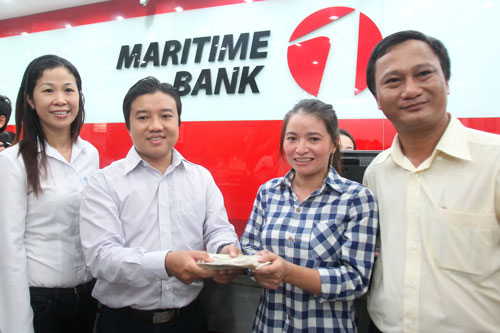 Chị Huỳnh Thị Ánh Hồng nhận lại tiền đã được Maritime Bank giúp chuyển đổi