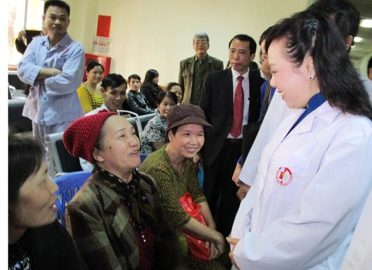 
Bộ trưởng Bộ Y tế Nguyễn Thị Kim Tiến trò chuyện với bệnh nhân tại Bệnh viện Việt Nam - Thụy Điển (Quảng Ninh)
