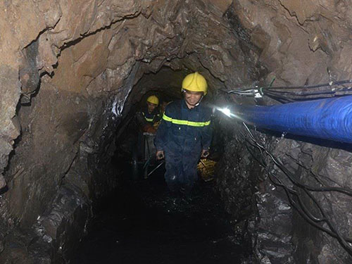 Lực lượng chức năng tỉnh Hòa Bình đưa thi thể cuối cùng trong vụ sập hầm than ra ngoài