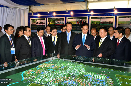 Thủ tướng Nguyễn Tấn Dũng tham quan mô hình VSIP Nghệ An Ảnh: NHẬT BẮC