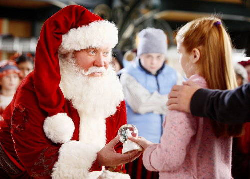Ông già Noel phát quà cho các em nhỏ. Ảnh: Getty Images