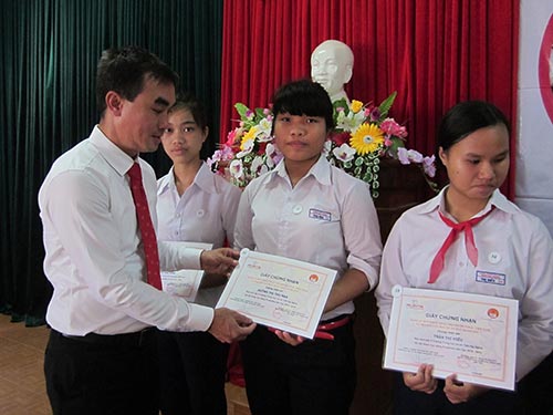 Ông Hoàng Xuân Lộc,Trưởng Văn phòng Prudential Việt Nam tại Đà Nẵng, trao học bổng cho học sinh Ảnh: TRẦN HÂN