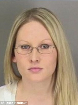 Cô Jacqueline Eide, 33 tuổi, đã vượt qua hàng rào an ninh lẻn vào vườn thú Henry Doorly. Ảnh: Police Handout